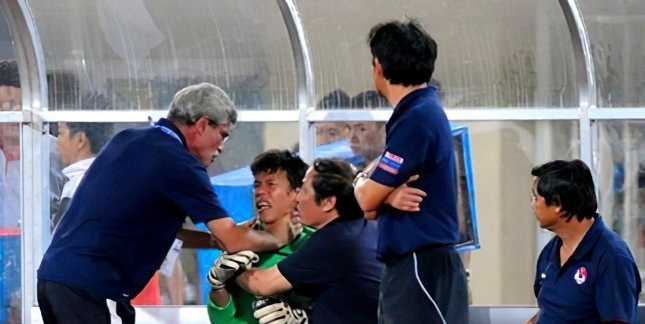 VIDEO: Tấn Trường lên tiếng về bức ảnh bị HLV Calisto bóp cổ