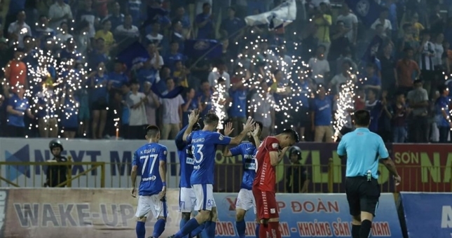 Hi hữu: CĐV làm quân xanh cho đội bóng V.League