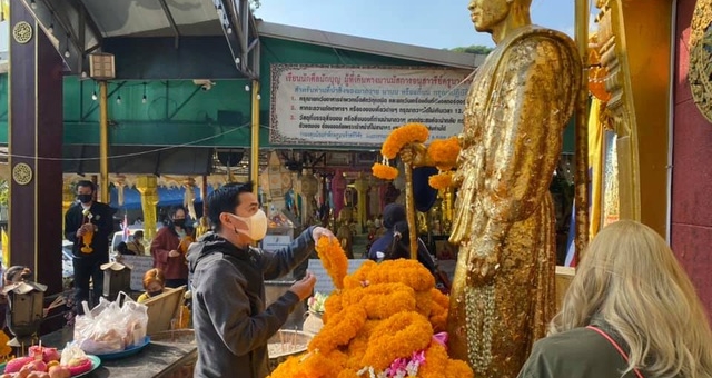 CHÙM ẢNH: Kiatisak làm điều đặc biệt trước khi sang Việt Nam