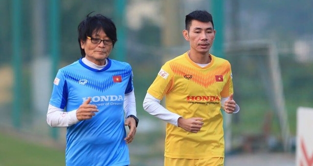 Tân binh ĐT Việt Nam phải tập riêng với bác sĩ