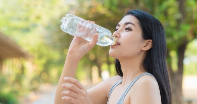 Mùa hè bạn nên uống bao nhiêu nước mỗi ngày?