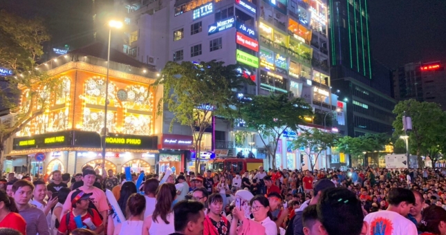 “Biển người” ăn mừng chiến thắng của U22 Việt Nam tại Phố đi bộ Nguyễn Huệ 