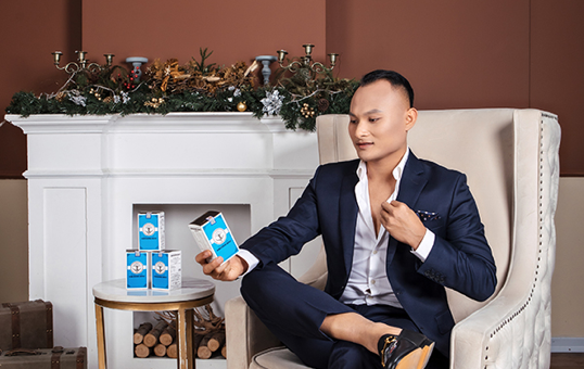 Hoàng “bò” mặc vest điển trai như nam thần, khoe vai trò mới