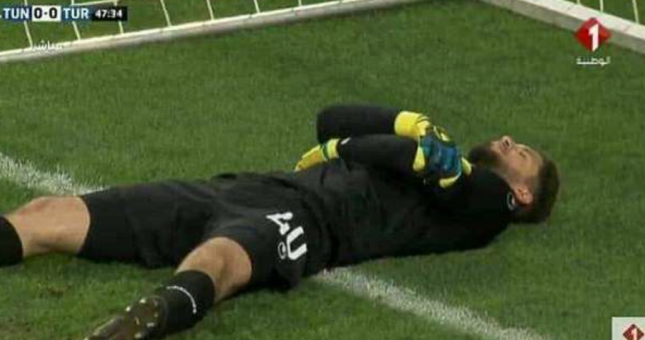 Hài hước thủ môn giả vờ đau để giúp đồng đội tháng Ramadan