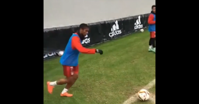 VIDEO: Costa sử dụng kỹ thuật khó vẽ siêu phẩm trên sân tập