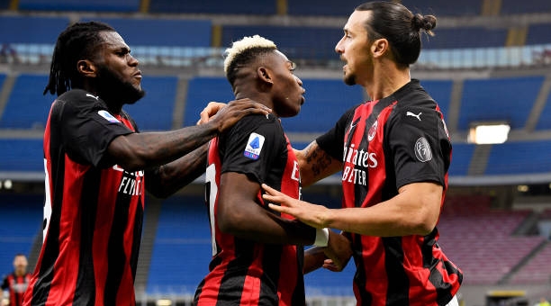 Ibrahimovic tỏa sáng rực rỡ giúp AC Milan ngự trị top đầu