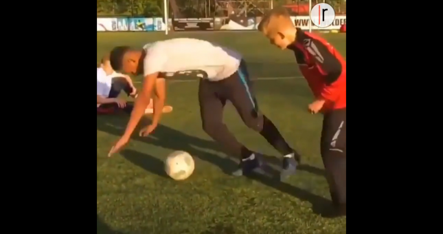 VIDEO: Thi triển siêu kỹ thuật, dùng đầu xỏ háng đối phương