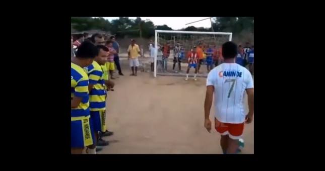 VIDEO: Cú sút ngàn cân khiến CĐV chỉ biết ôm đầu