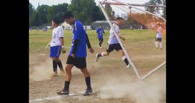 VIDEO: Cầu thủ nằm gọn trong khung thành sau cú sút không thể cản phá