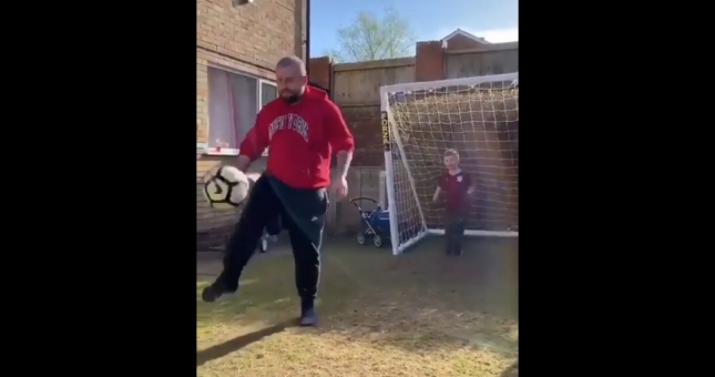 VIDEO: Cú vô lê chia rẽ hạnh phúc gia đình nhất năm