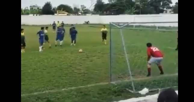 VIDEO: Dàn xếp đá penalty 'IQ vô cực' khiến đội bạn tự sút vào lưới