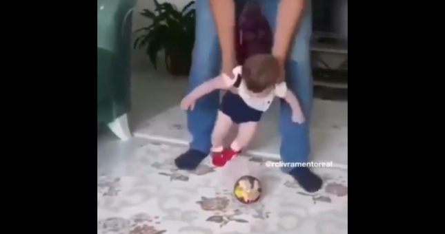 VIDEO: Thiên tài bóng đá, chưa biết đi đã làm được kỹ thuật siêu đỉnh