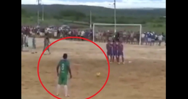 VIDEO: Fan cuồng CR7 học đòi R.Carlos và cái kết ngỡ ngàng