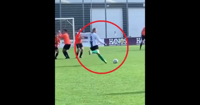 VIDEO: Cú đá phạt 'siêu lừa' khiến tất cả không tin vào mắt mình