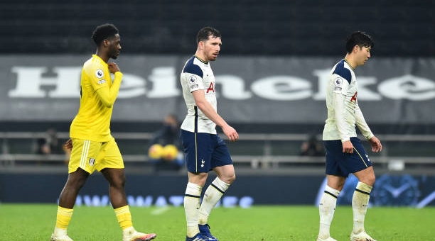 Tottenham bị cầm chân bởi đội bóng thuộc nhóm cầm đèn đỏ