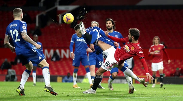 Hàng thủ 'mơ ngủ' MU đánh rơi điểm số trong trận cầu 6 bàn