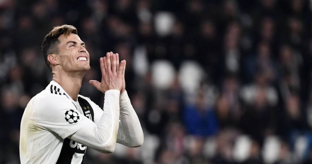 VIDEO: Ronaldo bị biến thành gã hề với chỉ một cú chạm bóng