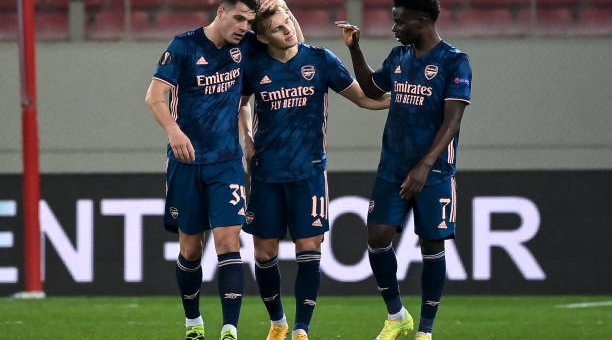 Odegaard tái hiện siêu phẩm Messi, Arsenal mở tiệc