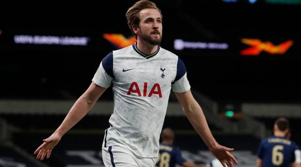 Harry Kane tỏa sáng, Tottenham đặt một chân vào tứ kết