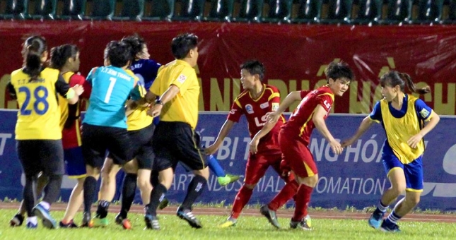 Vụ nữ cầu thủ đánh nhau: 'CĐV nam cầm bảng phang vào đầu em'