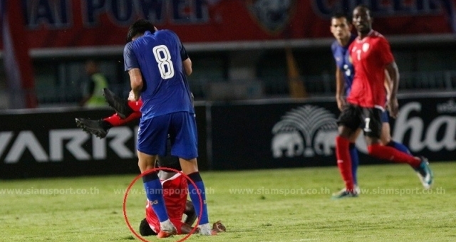 Cầu thủ Thái Lan 'cài lưng' khiến đối thủ ngã gãy cổ, nghỉ dài hạn