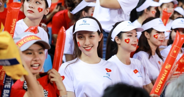 CĐV nữ thiêu đốt mọi ánh mắt trên khán đài trận Việt Nam - Campuchia