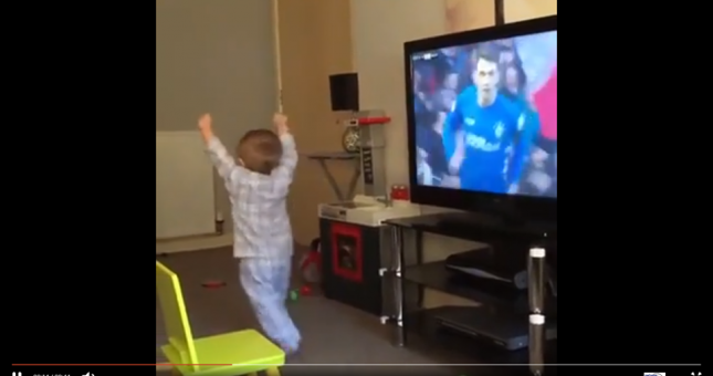 VIDEO: Em bé 2 tuổi ăn mừng siêu đáng yêu khi xem bóng đá
