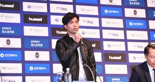 VIDEO: Công Phượng ra mắt hoành tráng trong buổi họp báo của Incheon