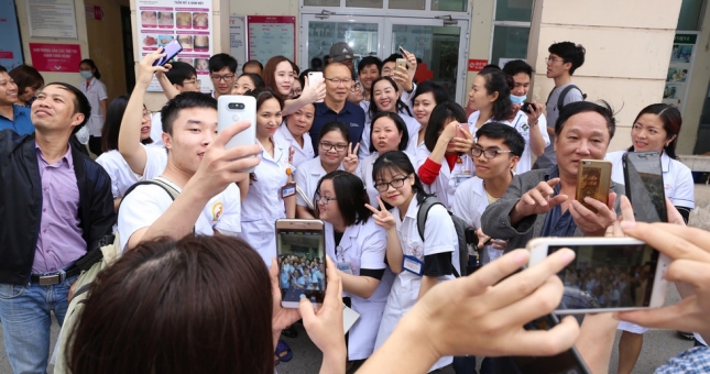 HLV Park Hang Seo tạo cơn sốt khi... đi khám sức khỏe