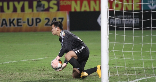 Cản phá penalty sai luật, Văn Công được bầu Hiển thưởng nóng 50 triệu