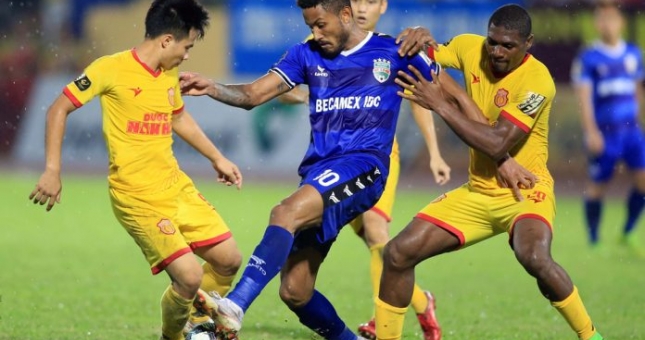 Chơi đôi công, Bình Dương chia điểm đáng tiếc trước Nam Định