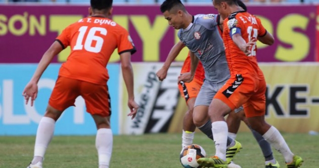 Rượt đuổi kịch tính, TP.HCM củng cố ngôi đầu V-League