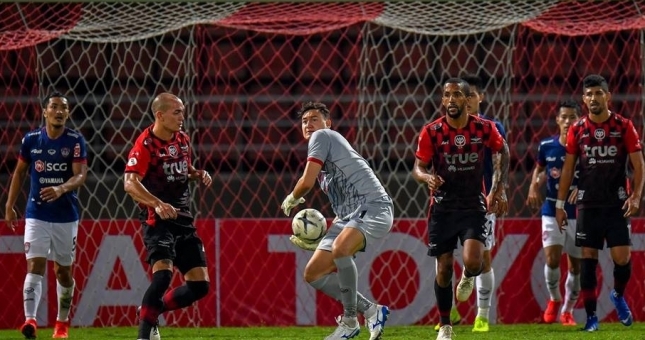 Văn Lâm phản xạ như 'người nhện' giúp Muangthong giành 3 điểm quý giá