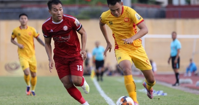 Rượt đuổi tỷ số kịch tính, TP HCM để Hà Nội áp sát trên ngôi đầu