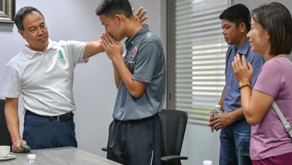 Cầu thủ Thái Lan đánh nhau dẫn bố mẹ lên xin lỗi Liên đoàn