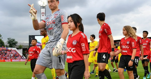 Văn Lâm và đồng đội tìm lại niềm vui sau trận thắng đậm Suphanburi