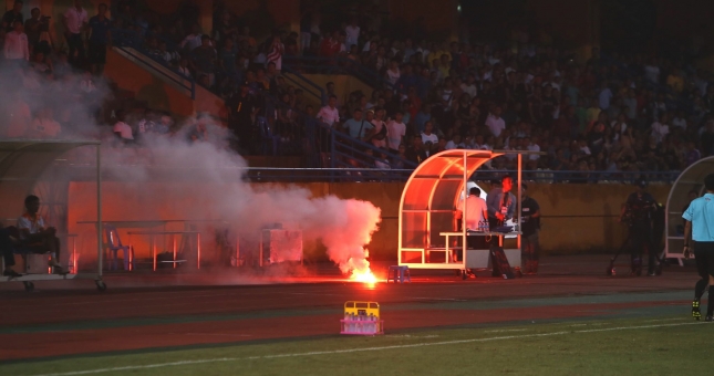 CĐV Nam Định ném pháo sáng khiến một người trọng thương