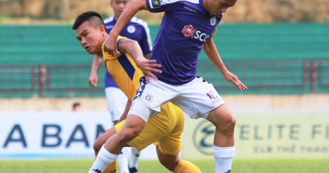 VIDEO: 2 pha đạp bóng rợn người của Samson và Văn Quyết