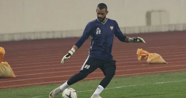 Cầu thủ UAE đỡ bóng nảy 3 mét trong buổi tập trước trận Việt Nam