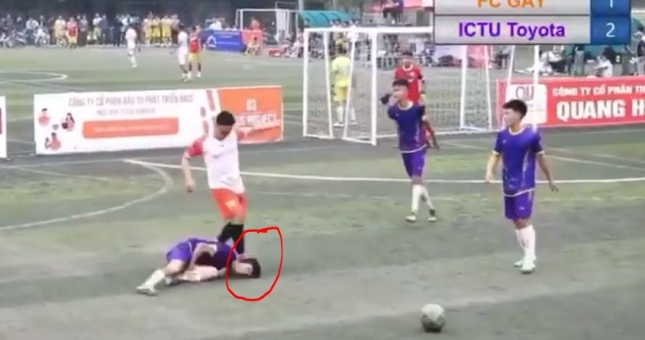 VIDEO: NHM phẫn nộ với hành động đạp đầu đối phương của cầu thủ phủi VN