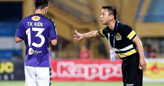 Quang Hải và đồng đội bất ngờ chia tay thầy tài trước mùa giải