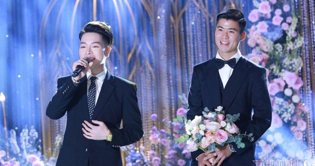 VIDEO: Đức Phúc hát ca khúc mới nhất trong đám cưới Duy Mạnh