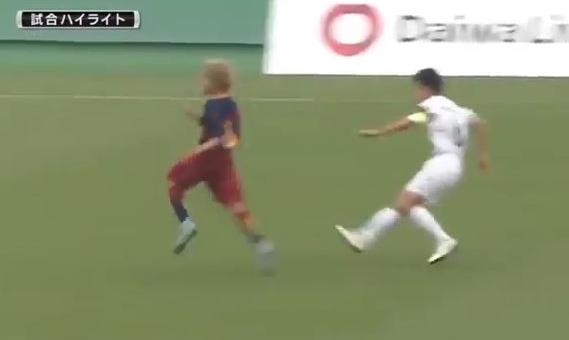 VIDEO: Sao nhí Việt Nam lập siêu phẩm vào lưới U12 Barca