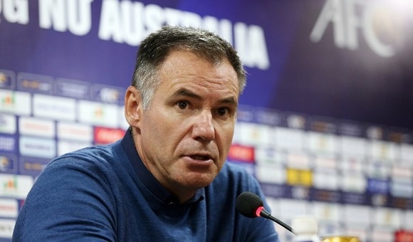 HLV Australia chê điều kiện thi đấu ở Việt Nam