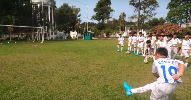 VIDEO: Thử thách đàn em Công Phượng sút xà ngang và cái kết không tưởng