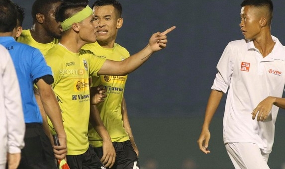 Quang Hải có đáng bị chỉ trích vì cái 'chỉ tay' vào cậu bé khiêng cáng?