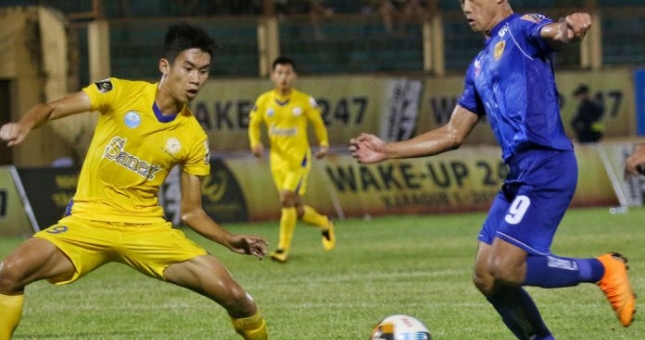 Quảng Nam đánh bại SLNA bằng bàn thắng gây tranh cãi