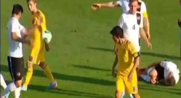 VIDEO: Nhận thẻ đỏ chỉ vì đỡ bóng lỗi