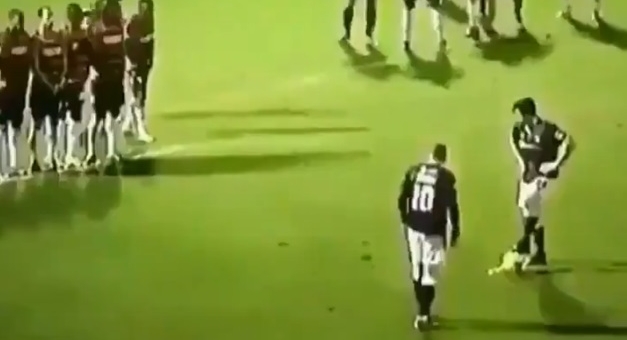 VIDEO: Cách cản phá sút phạt hiệu quả nhất trong bóng đá