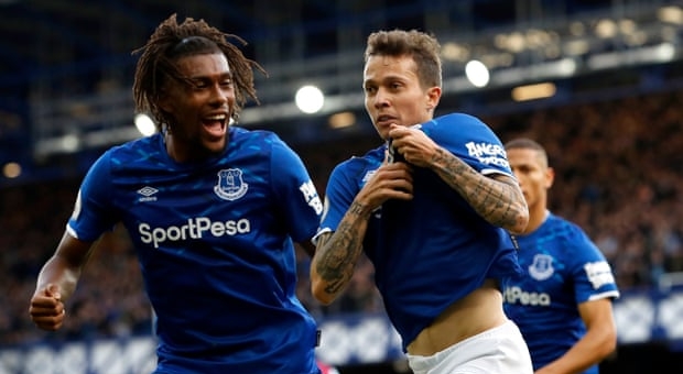 'Chấp' cả trọng tài, Everton thoát nhóm xuống hạng